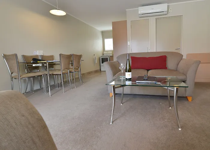 Brougham Heights Motel